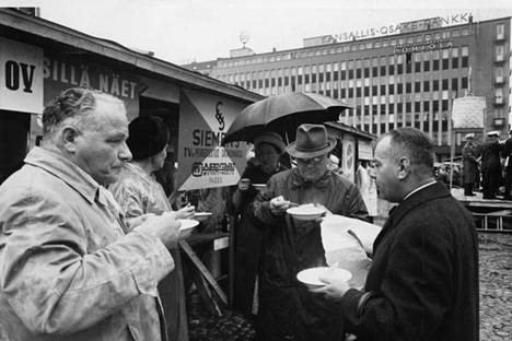 Oiva Kaivola (vasemmalla) söi soppaa Porin Kauppatorilla. Hän oli Porin kaupunginjohtaja vuosina 1962–1970.