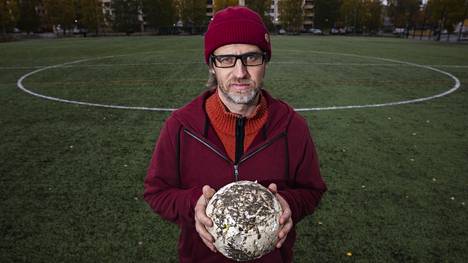 51-vuotiaasta Sami Kolamosta on käytetty mediassa titteliä jalkapallotohtori. Virallisesti Kolamo on yhteiskuntatieteiden tohtori. Hän on kirjoittanut paljon jalkapallosta ja yhteiskunnasta.
