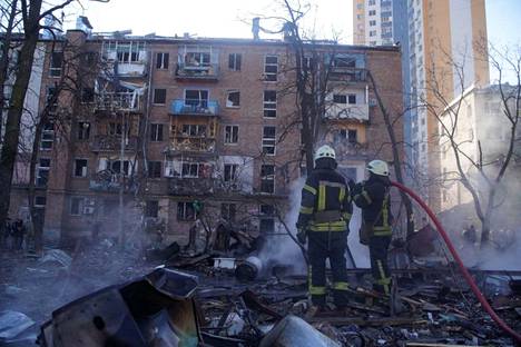 Pelastustyöntekijöitä perjantaiaamuna ohjusiskussa vahingoittuneiden kerrostalojen edustalla Kiovassa. Ainakin yhden ihmisen on kerrottu kuolleen iskussa.