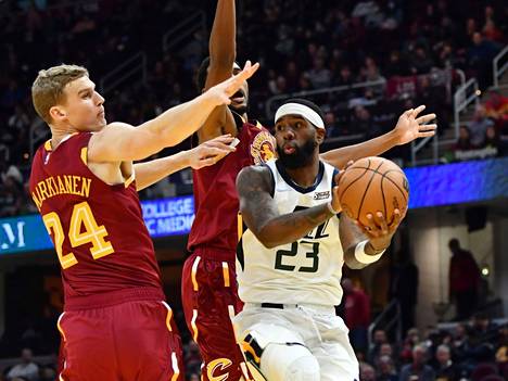 NBA-ottelussa 5. joulukuuta otetussa kuvassa Utah Jazzin Royce ONeale (23) suuntaa korille vastassaan Cleveland Cavaliersin Lauri Markkanen (24) ja Ecan Mobley (4).