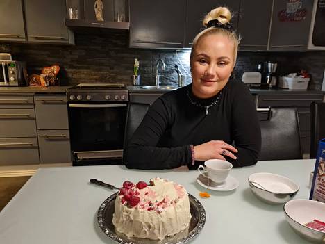 Natalia Viljanen on itseoppinut kakkuleipuri. Hän julkaisee Instagramissa kuvia tekemistään kakuista nimellä @kakkukuningatar.
