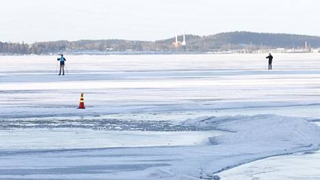 Näsijärven jäällä oli porukkaa liikkeellä maanantaina aamupäivällä.