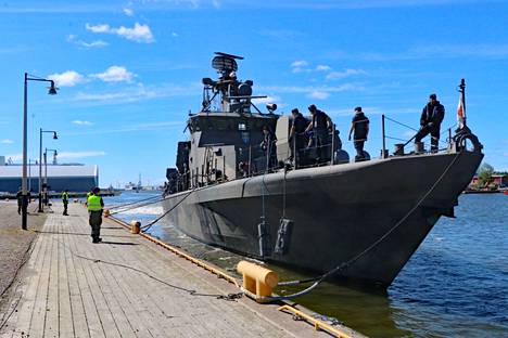 Ohjusvene Rauma kiinnittyi Suojan laituriin perjantaina. Rauman kaupunki on aluksen kummi ja nimikkoaluksen mukaan on nimetty myös ohjusveneluokka.