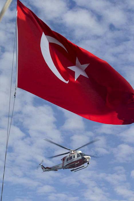 Turkin rannikkovartioston helikopteri etsi pakolaisia kuljettavia aluksia Egeanmerellä joulukuussa 2015. 