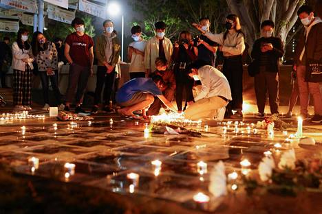 Opiskelijat muistelivat Tiananmenin verilöylyn uhreja Hongkongissa 24 joulukuuta. Monista yliopistoista on poistettu muistomerkit.