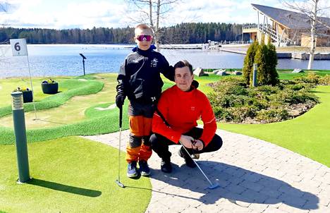 Kuopion citygolfarit. Keuruulaislähtöinen Pekka Peltola ja hänen poikansa Viljami viihtyvät mökkireissuillaan aktiivisesti keuruulaisten liikuntapalvelujen äärellä.