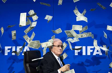 Sepp Blatter joutui setelisateeseen kesken lehdistötilaisuuden.