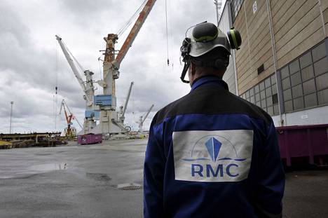 Työntekijä Rauma Marine Constructionsin telakka-alueella Raumalla syyskuussa 2019.
