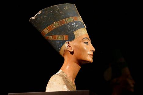 Kuningatar Nefertitin rintakuva päätyi epämääräisissä olosuhteissa Amarnasta Saksaan. Rintakuva on peräisin noin vuodelta 1340 ennen ajanlaskun alkua. Rintakuva kuvattiin joulukuussa 2012 Berliinissä, missä se on esillä Neues Museumissa.