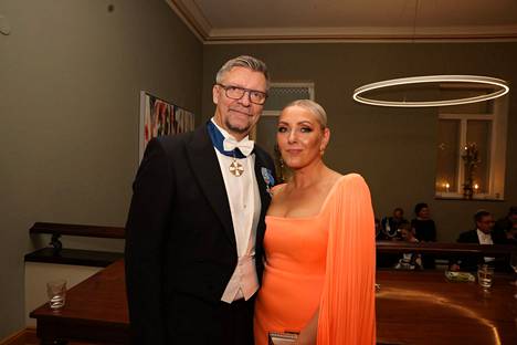 Suomen jääkiekkomaajoukkueen päävalmentaja Jukka Jalonen juhli Presidentinlinnassa  vaimonsa Sari Jalosen kanssa.