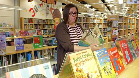 Saila Kurri pitää kirjastossa muun muassa satutunteja ja kerhoja lapsille. Hän järjestää myös lasten tapahtumia.