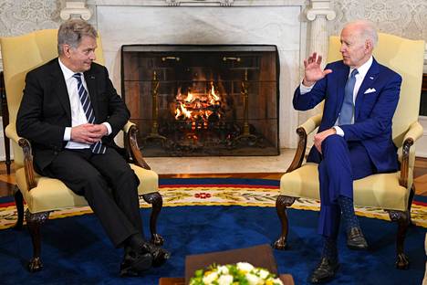 Presidentit Sauli Niinistö ja Joe Biden kuvattiin tapaamisessa Valkoisessa talossa vuosi sitten 4. maaliskuuta 2022.