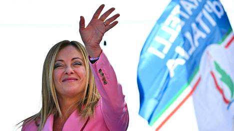 Jos oikeistokoalitio voittaa vaalit, Italian veljet -puolueen puheenjohtajasta Giorgia Melonista tulisi maan ensimmäinen naispääministeri.