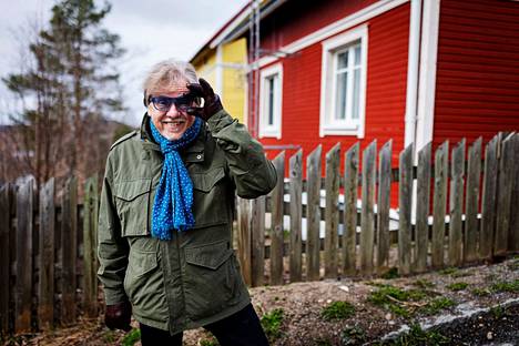 Tampereen Pispala on Mikko Alatalolle erityisen rakas. Sitä hän ei vaihda, eikä tuttuja sinisiä silmälasejaan. Aamulehti kuvasi Alatalon Pispalassa perjantaina 23. huhtikuuta.