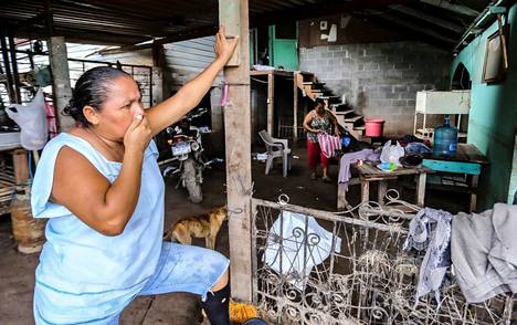 Nainen valmistautuu jättämään kotinsa Hirmumyrsky Julian vuoksi El Progreson kaupungissa Hondurasissa.