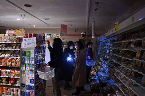 Voimakas maanjäristys on vei sähköt yli kahdelta miljoonalta kotitaloudelta Japanissa. Ihmiset joutuivat joissakin kaupoissa tekemään ostoksensa taskulampun valossa. 