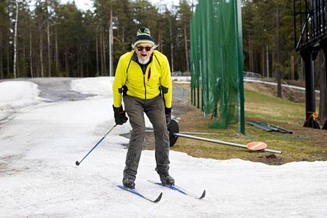 Tampereen Kaupissa hiihdettiin tänä vuonna vielä vappuaattona. 71-vuotias Paavo Leppänen oli tullut ladulle Messukylästä.