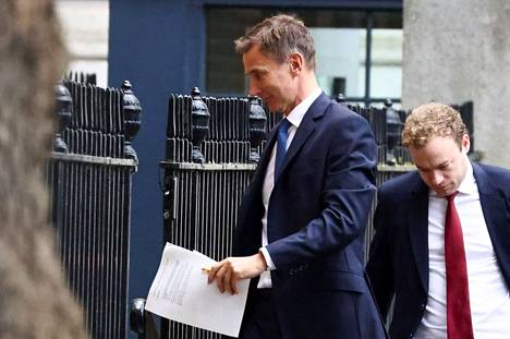 Britannian valtiovarainministeri Jeremy Hunt Downing Streetillä Lontoossa maanantaina.