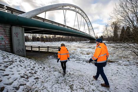 Suunnitteluinsinööri Taina Koivisto ja rakennuttajainsinööri Aleksi Siirtola tarkastelivat tulva- ja jäätilannetta Kaarisillan luona maanantaina.