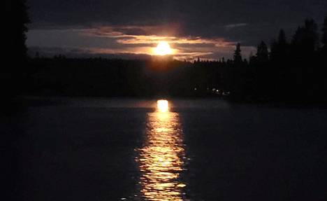 Elokuisen illan hämärä ja auringonlasku Pohjoisjärven rannalla.