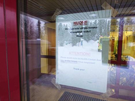 Ivalon terveyskeskuksen ovessa luki perjantaina, että vierailuja terveyskeskukseen tulisi välttää koronavirusepäilyjen vuoksi.