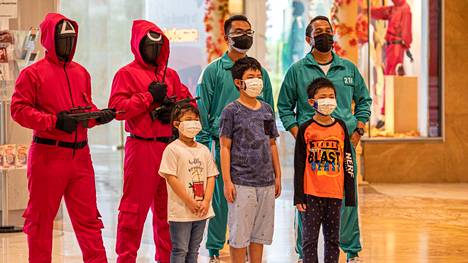 Jakartassa Indonesiassa kauppakeskuksen työntekijät pukeutuivat Squid Game -sarjasta tuttuihin pukuihin ja aloittivat siten halloweenin juhlinnan. Tempaus innosti ostoksille tulijoita poseeraamaan työntekijöiden kanssa. 