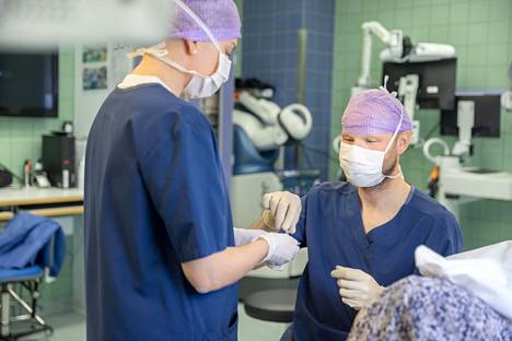 Satasairaalan leikkaushoitokeskuksessa on 13 leikkaussalia ja päiväkirurgian osastolla lisäksi neljä. Anestesiahoitaja Jenni Eronen ja anestesialääkäri Ville Pyylampi valmistelevat potilaan spinaalipuudutusta.