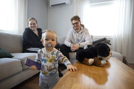 Linda Vainio, Kasperi Laine ja yksivuotias Juuli ovat tyytyväisiä nykyiseen kotiinsa. Hintojen nousu ei ehtinyt kovin paljon vaikuttaa heidän remonttibudjettiinsa.