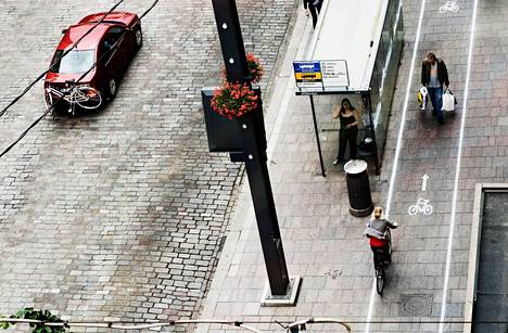 Vuonna 2008 Hämeenkadulle maalattiin pyöräkaistat ja ajosuuntaa osoittavat nuolet. Vaikka ne erottuivat kadusta paljon nykyisiä pyöräkaistoja paremmin, jalankulkijat eivät aina osanneet pysyä omalla alueellaan.