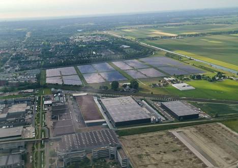 Hollannissa isoja aurinkokennoja on otettu paljon käyttöön viime vuosina. Kuva on otettu lentokoneen ikkunasta kesäkuussa. 