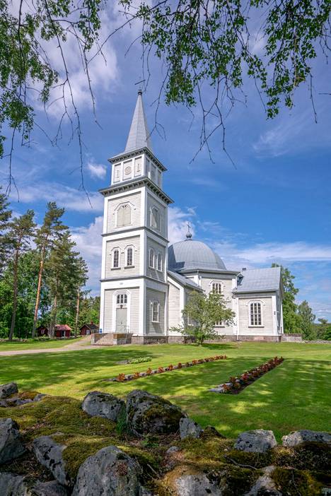 Rautjärven kirkko kesäkuussa 2022.