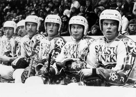 Kausi 1984–85 oli Ilvekselle ikimuistoinen. Kärkipelaajista vaihtopenkillä peliä seuraamassa vuonna 1984 oikealta Raimo Helminen, Hannu Helander, nykyinen toimitusjohtaja Risto Jalo ja kapteeni Matti Kaario.