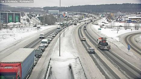 Rikkoutunut ajoneuvo haittasi liikennettä Tampereen läntisellä kehätiellä.