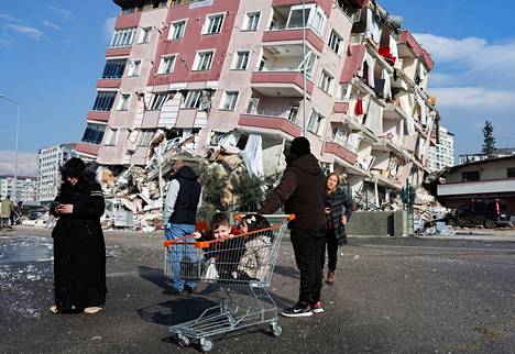 Turkissa asuinkerrostalot ovat tyypillisesti sellaisia, joita ei kunnosteta etukäteen kestämään maanjäristyksiä. Kuva sortuneesta kerrostalosta on otettu 7. helmikuuta Hatayn alueella Turkissa.