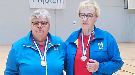 Yhdistetyssä SM-kilpailuiden naisten ja miesten parisarjassa pari Pirkko Hyytiäinen (oikealla) ja Tellervo Salminen saavuttivat pronssia. 