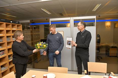 Raumalaisen tuottaja Elina Helkelä antoi Kalle Sahlstedtille kukat ja päätoimittaja Janne Rantanen kunniataulun.