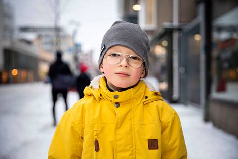 7-vuotias Emil Broman sanoo odottavansa uudeltavuodelta ensimmäisenä ilotulitteita.