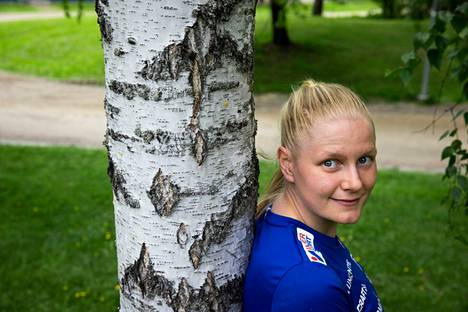 Tampereen Pyrinnön suunnistaja Lotta Karhola voitti pitkän matkan SM-kultaa 2021. Kuvassa Karhola Kalevan uimahallin viereisessä puistossa kesäkuussa 2021.