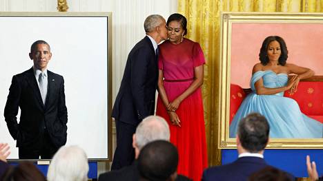 Barack Obama suuteli puolisoaan Michelle Obamaa poskelle Valkoisen talon tilaisuudessa, jossa Yhdysvaltain entisen presidenttiparin muotokuvat julkistettiin keskiviikkona 7. syyskuuta. 