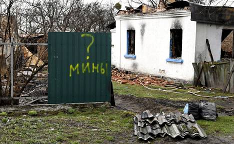 Teksti ”Miinoja” kertoo, että alue on vielä tutkimatta räjähteiden varalta Andriivkassa Ukrainassa 20. huhtikuuta. 