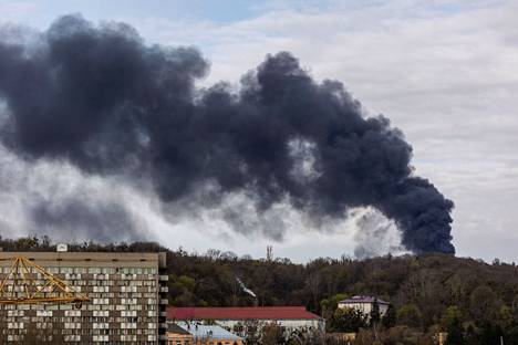 Venäjän tekemiksi epäiltyjen ohjusiskujen jäljiltä nousi paksua savua Lvivissä 18. huhtikuuta.