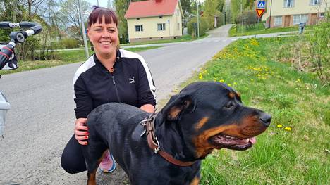 Tiia-Mari Piranen oli koiransa Ninjan kanssa lenkillä Kallialassa, jonne kaupunki rakentaa koirapuiston vielä tämän vuoden aikana.