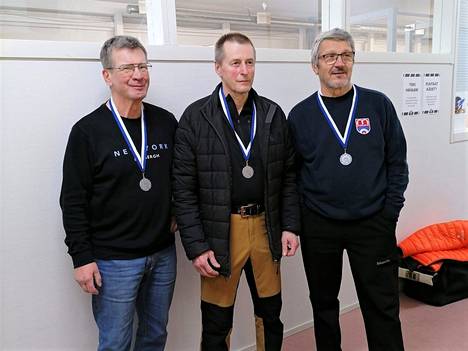 Harjavaltalaiset Markku Isoviita ja Tapani Härkälä sekä joukkueen kapteeni Timo Kauste Espoosta saivat yli 60-vuotiaiden sarjassa kaulaansa hopeiset SM-mitalit.