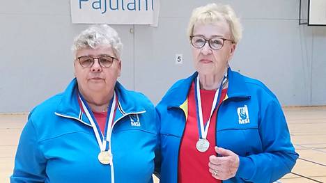 Tellervo Salminen (vasemmalla) ja Pirkko Hyytiäinen nappasivat kultaa boccian parikilpailussa Lempäälässä.