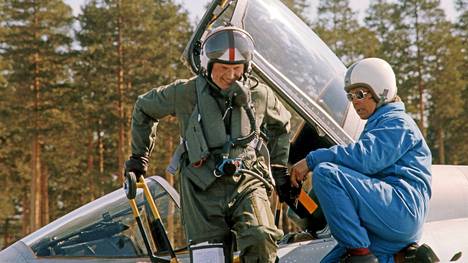 Paavo Janhunen ja Pentti Saarikoski lensivät ensimmäisen Suomessa kootun Drakenin esittelylennon huhtikuussa 1974. Kone ristittiin Kakeksi koneen hankintaan vaikuttaneen kansliapäällikkö Kauko Pöyhösen mukaan.