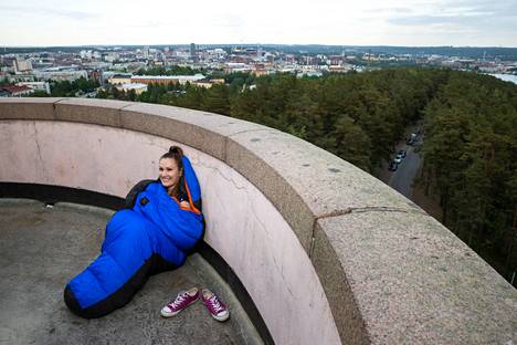 Sosiaalisessa mediassa kokemuksistaan raportoiva Kanerva Jääskeläinen vietti yön Pyynikin näkötornin huipulla. Kanervan mukaan yö sujui mukavasti riippumatossa ja talvimakuupussissa.