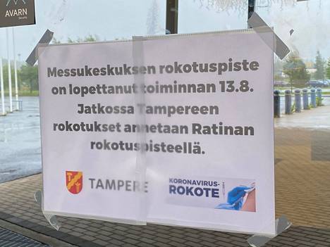 Tampereen Messukeskuksen suljetun rokotuspisteen ovella kerrotaan, että jatkossa rokotteet annetaan Ratinan rokotuspisteellä. Tältä Messukeskuksen ovella näytti keskiviikkona 25. elokuuta.