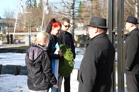 Kansallisen veteraanipäivän kunniaksi havuseppeleen laskivat Keuruun vanhan kirkon sankarihaudoilla keskiviikkoaamuna Oona Hollström, Hanna Paitula ja Topi Ahonen. 