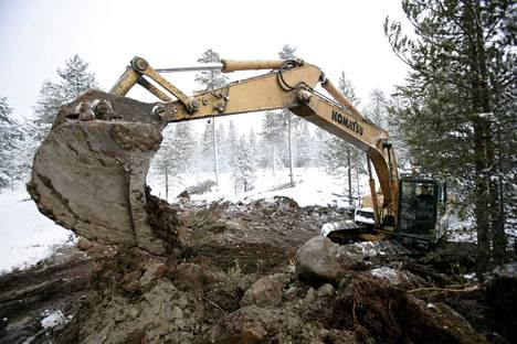 Kaivuri työskenteli Ranualla 24. marraskuuta 2008. Areva oy etsi tuolloin uraania Ranuan Kelukkavaarassa.