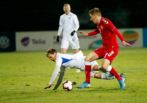 Saku Ylätupa kamppaili pallosta Tanskan Andreas Poulsenin kanssa alle 21-vuotiaiden EM-karsintapelissä Porissa lokakuussa 2019.